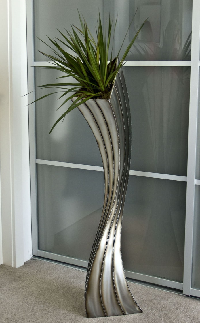 nezvyčajná kovová váza