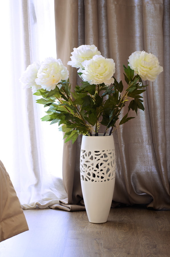 Durchbrochene Vase mit Blumen