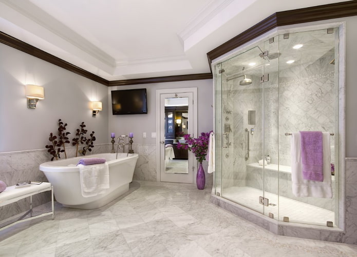 purpura vāze vannas istabā