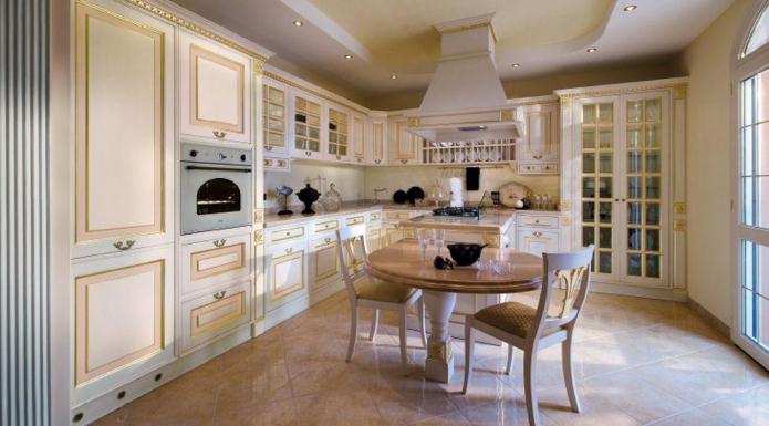 klasiskā stila virtuves dizains ar zeltījumu