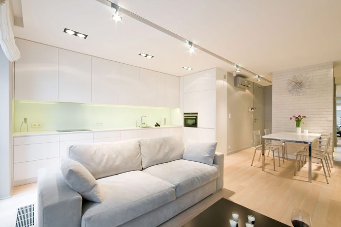 Interiøret i kjøkken-stuen i hvitt