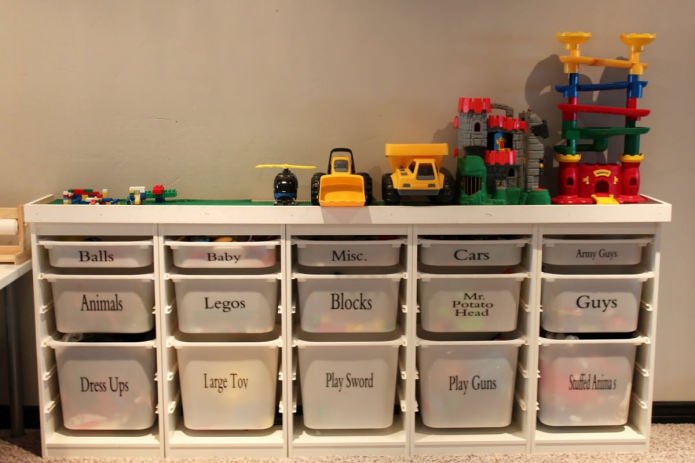 arrangører til opbevaring af legetøj i børnehaven
