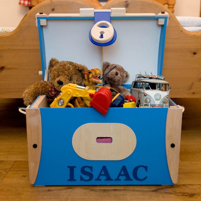 arkku lelujen säilyttämiseen lastenhuoneessa