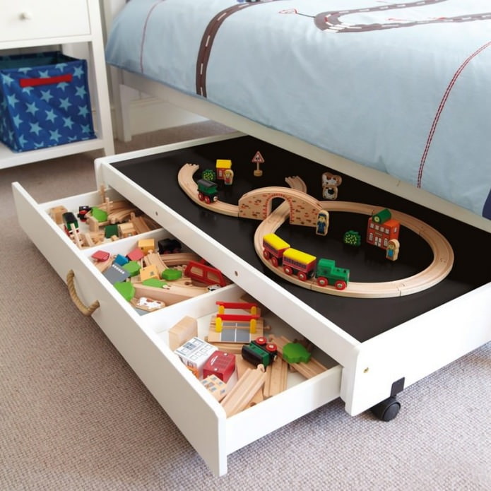 lådor i sängen för att förvara leksaker i barnrummet