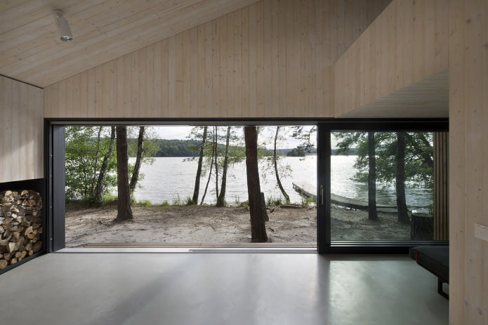 Kilátás a tóra egy kis, modern házból