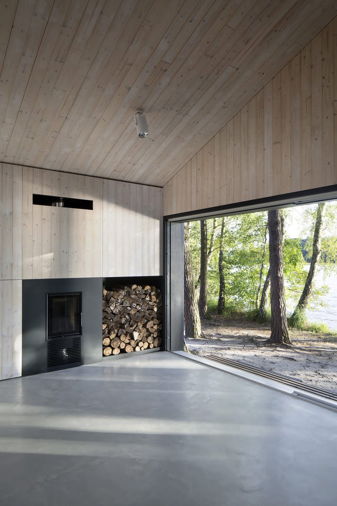 Llar de foc en una petita casa moderna