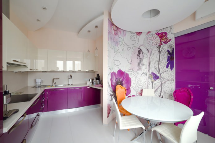 virtuves dizains baltā un purpursarkanā toņos