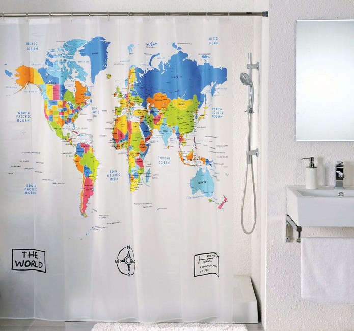 мапа света са завесама у купатилу