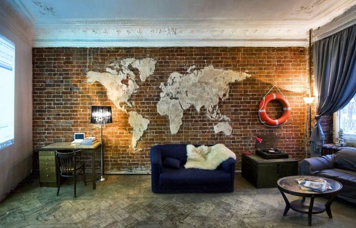mapa světa v interiéru obývacího pokoje ve stylu podkroví