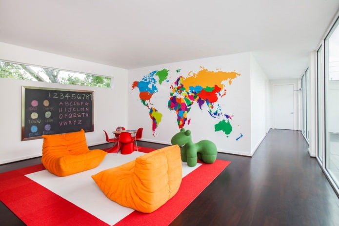 карта на света в интериора на хола