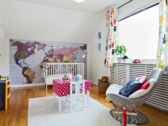 mapa świata we wnętrzu pokoju dziecinnego