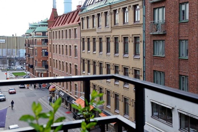 İsveç sokaklarında balkonundan görüntülemek