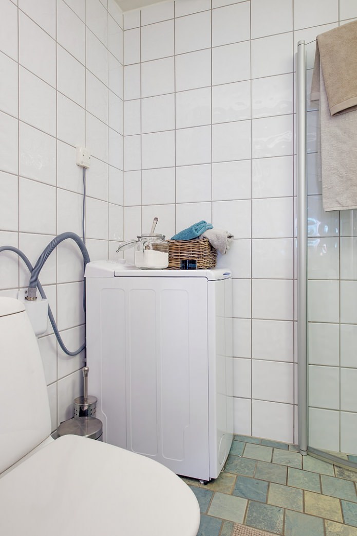 design d'intérieur de salle de bain suédoise