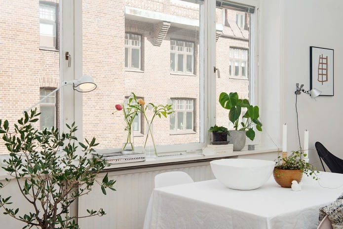 παράθυρο σε σουηδικό σχεδιασμό εσωτερικού χώρου καθιστικού