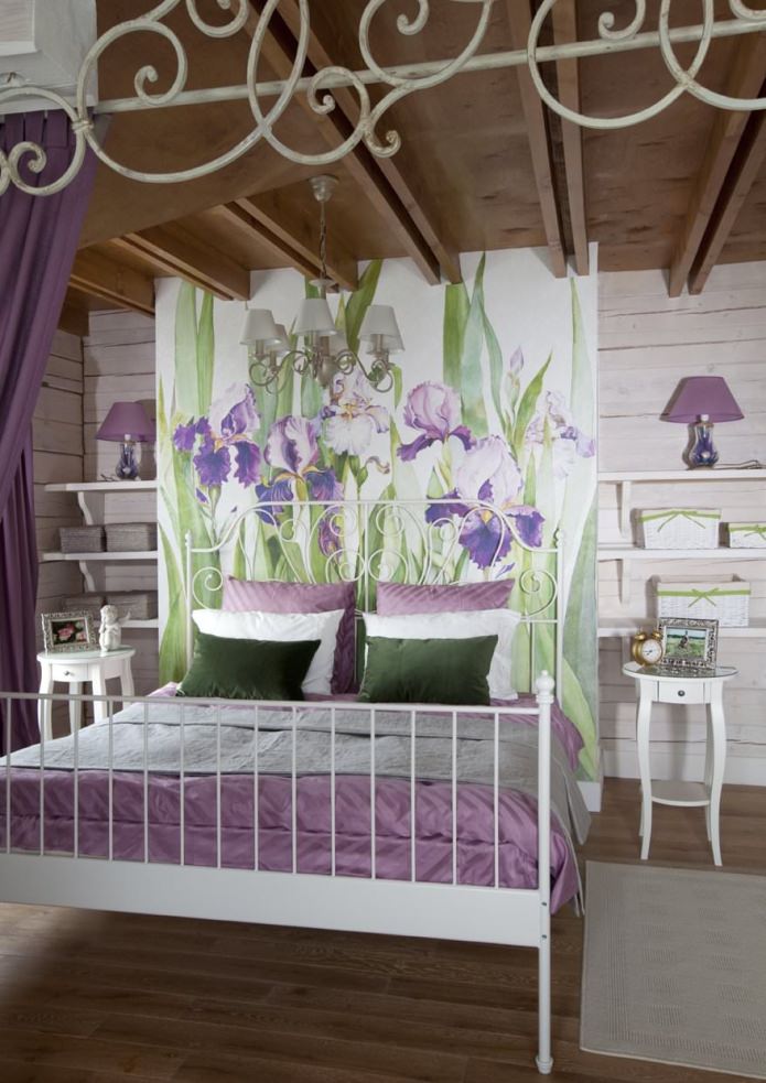 dormitor cu irisuri în designul unei case în stilul provencei