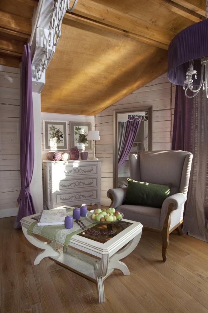 lænestol i design af et hus i provence-stil
