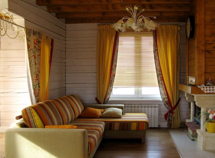 gyvenamasis kambarys projektuojant namą Provanso stiliumi