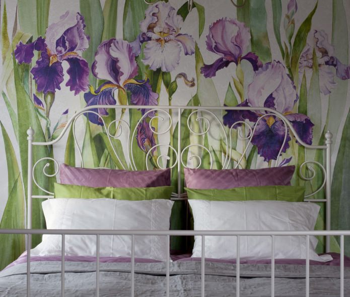 dormitor cu irisuri în designul unei case în stilul provencei