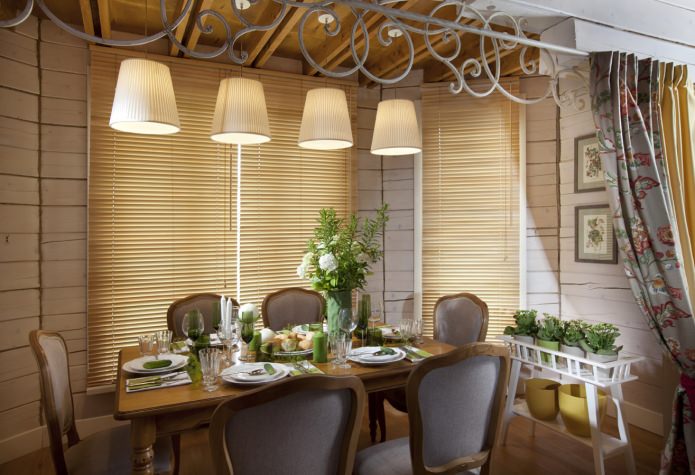 interiør i en spisestue i et landsted i provence-stil