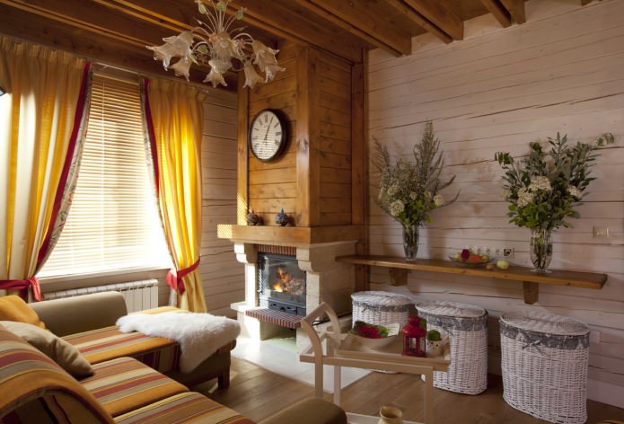 phòng khách với lò sưởi trong thiết kế của một ngôi nhà theo phong cách provence