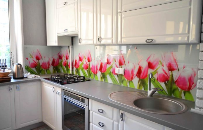 grembiule con fiori in cucina