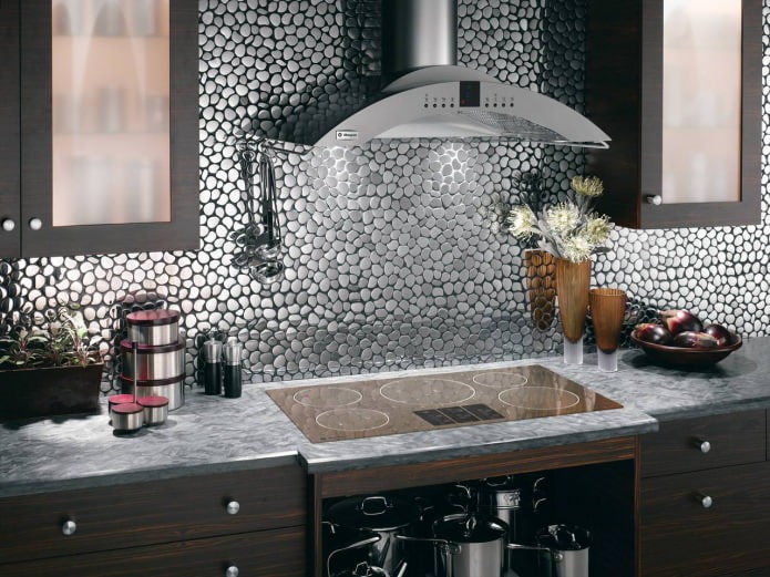 um mosaico de metal em um avental de cozinha