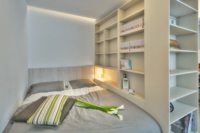 dormitori amb el disseny d'un apartament d'estudi de 32 m2. m