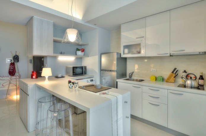 cozinha com um bar no design de interiores de um apartamento