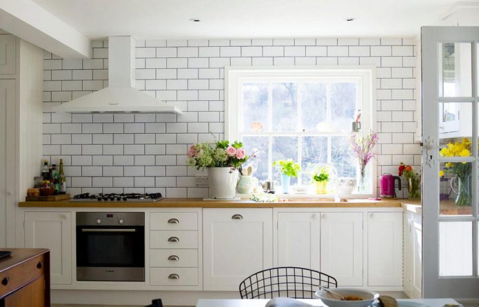 hvitt kjøkkenforkle under en murstein