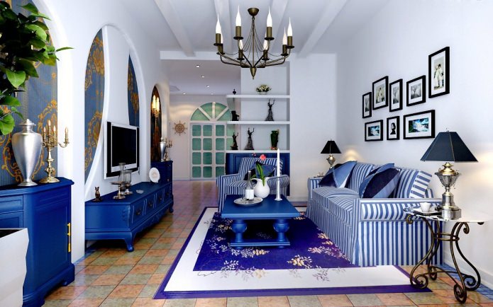 Mavi ve beyaz oturma odası