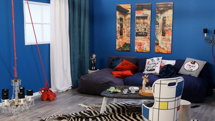 Obývacia izba v modrej, bielej a červenej