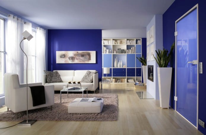 Sala de estar em azul e branco