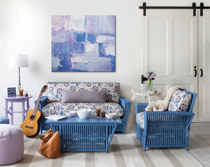 a nappali belső része kék és fehér színben