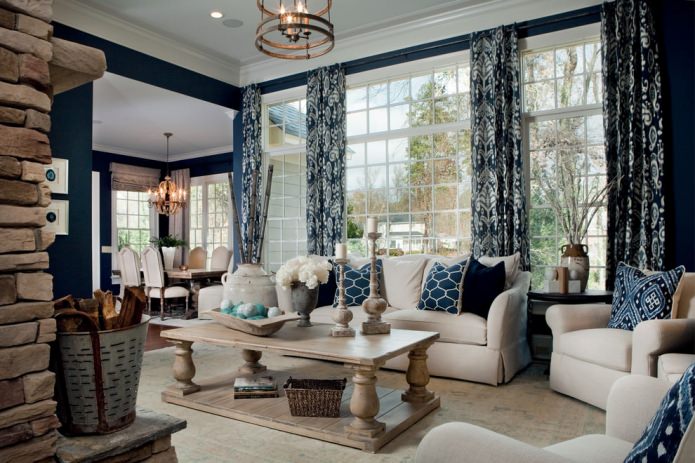 Dzīvojamā istaba zilā un smilškrāsā krāsā