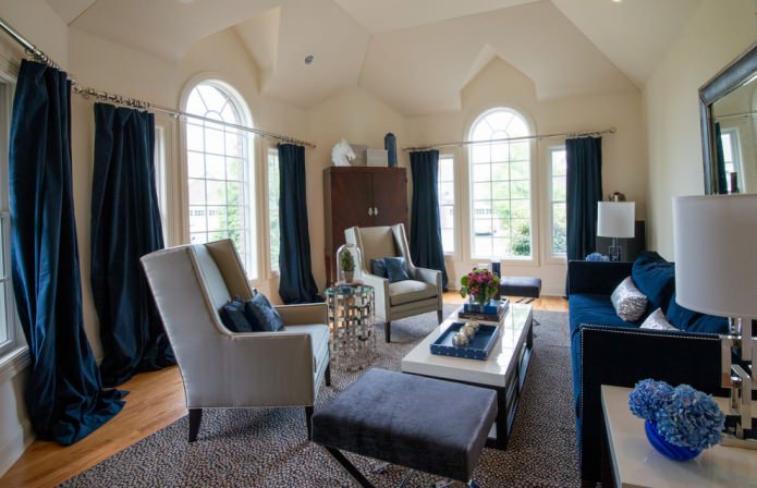 Obývacia izba v modrej a béžovej farbe