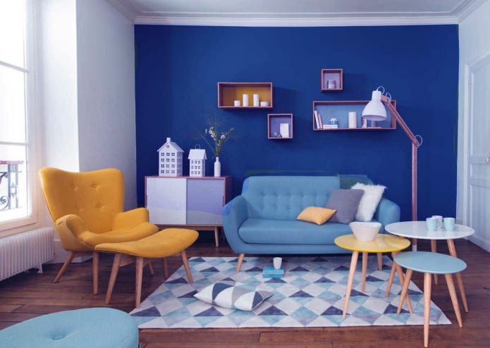 Obývacia izba v modrej a žltej farbe