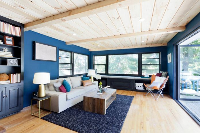 modrý interiér obývacej izby