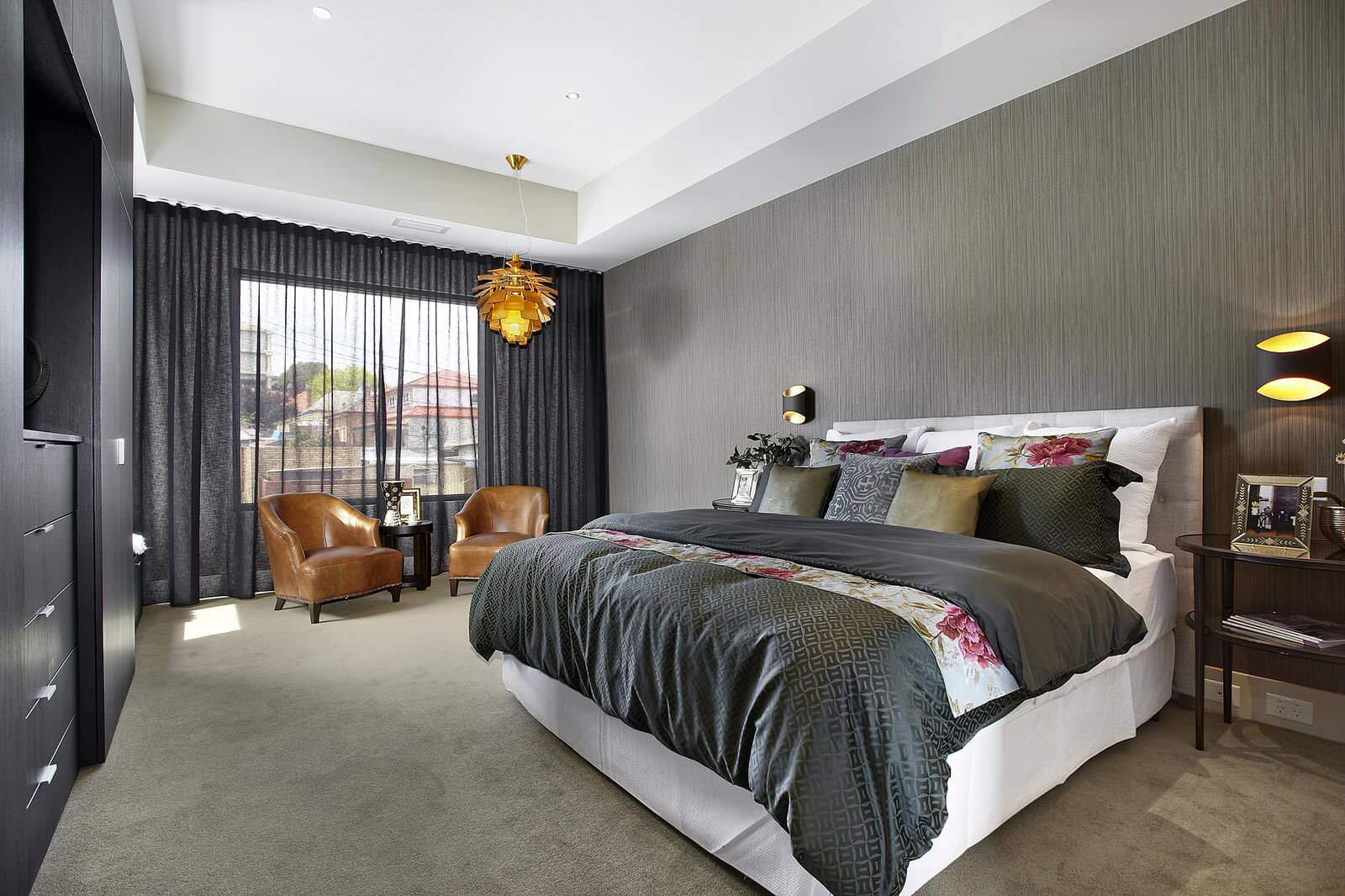 gri duvar kağıdı ile yatak odası tasarımı gri perdeler
