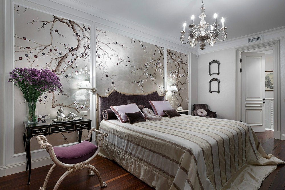 design ložnice se stříbrnou tapetou
