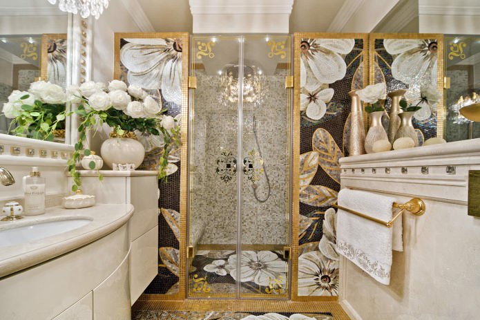 Vonios kambario dizainas yra aukso spalvos
