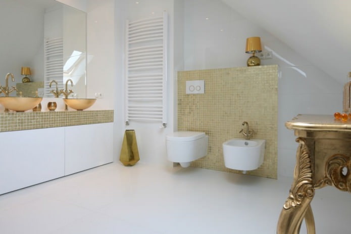 biely a zlatý interiér kúpeľne