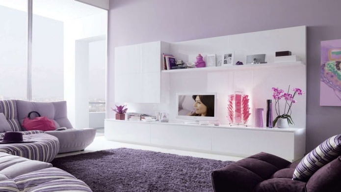 design de sala de estar lilás