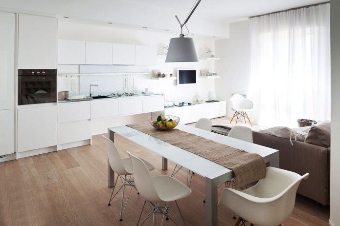 Beyaz mutfak-oturma odası