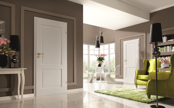biały kolor podłogi, listew przypodłogowych i drzwi