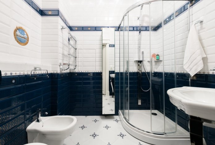 bilik mandi dengan pancuran mandian di bahagian dalam apartmen dengan gaya klasik