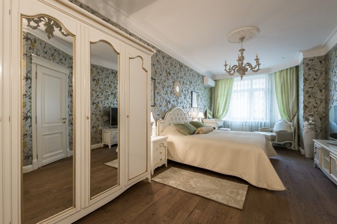 спаваћа соба у унутрашњости стана у класичном стилу