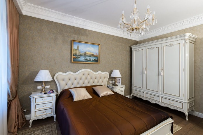 Schlafzimmer im Inneren der Wohnung im klassischen Stil