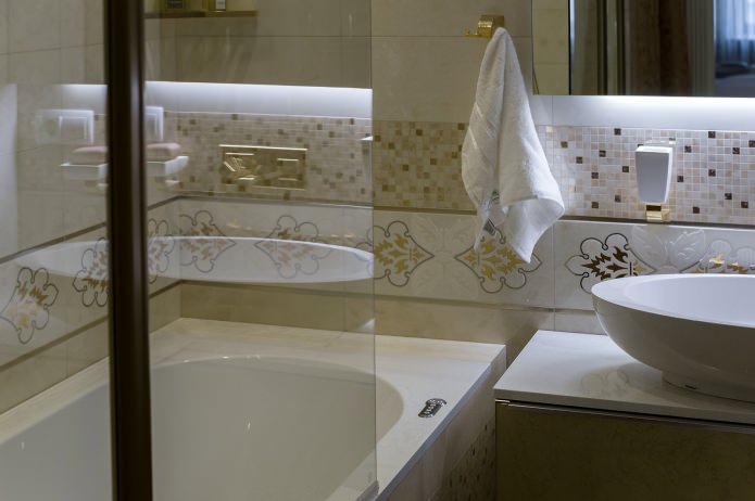 Phòng tắm trong nội thất căn hộ theo phong cách cổ điển
