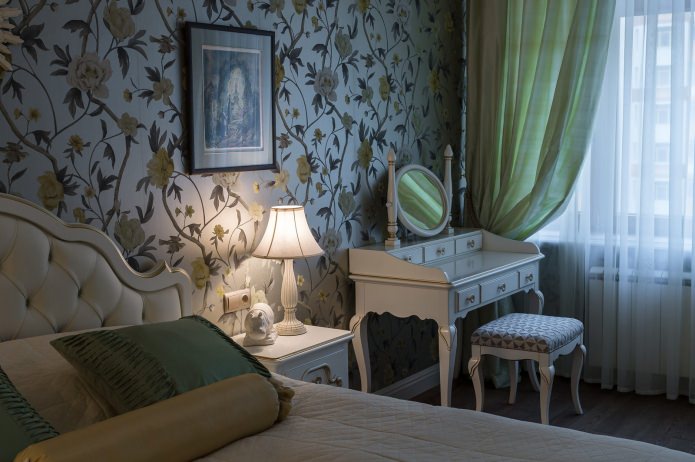 bilik tidur di bahagian dalam apartmen dengan gaya klasik