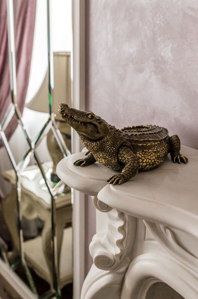 bronz krokodil a belső terekben